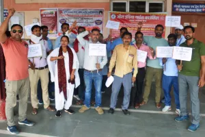 उत्तरीय रेलवे मजदूर यूनियन का पांच दिवसीय क्रोध प्रदर्शन शुरू : हाथ में मांग लिखी तख्ती लेकर संगठन सदस्यों ने किया प्रदर्शन 