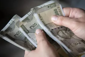 लखनऊ : अधिकारियों की लापरवाही से लटका 50 हजार शिक्षकों का वेतन