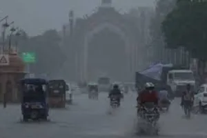 उत्तर प्रदेश में भारी बारिश होने का अनुमान, कई जिलों में जारी हुआ रेड और ऑरेंज अलर्ट 