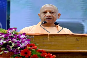 2027 को साधने में जुटे सीएम योगी पहुंचे आगरा : संघ की बैठक में लिया हिस्सा, गिनाई सरकार की उपलब्धियां