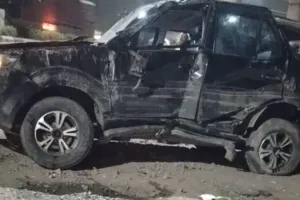 कानपुर में तेज रफ्तार एसयूवी मंदिर से टकराकर पलटी, सपा नेता की मौत, चार घायल...कई गाड़ियों को मारी टक्कर, कार से शराब की बोतल मिली