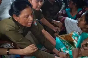 रुद्रपुर: भूख हड़ताल पर बैठी महिला श्रमिक को बलपूर्वक उठाया