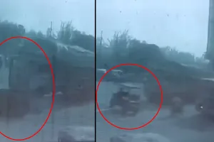 बरेली: दर्दनाक हादसे में ई-रिक्शा चालक की मौत, ट्रक के टक्कर मारने की घटना सीसीटीवी में कैद