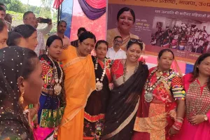 लखीमपुर खीरी: केंद्रीय मंत्री सावित्री ठाकुर ने सुनी थारू समाज की महिलओं के दिल की बात
