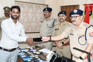 बदायूं: दीपावली पर मिला उपहार, खोया मोबाइल पर चेहरे पर छाई बहार