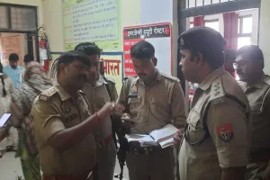 प्रतापगढ़ में भीषण हादसा: सफाईकर्मियों से भरी पिकअप पलटी, 17 घायल, 8 की हालत गंभीर 