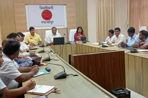 शाहजहांपुर: डीएम ने गांव में जनचौपाल लगाने के दिए निर्देश, शिकायत मिली तो नोडल अधिकारी होंगे जवाबदेह