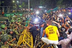 Bangladesh Violence : बांग्लादेश में फिर बवाल, सड़कों पर उतरे लोग...राष्ट्रपति मोहम्मद शहाबुद्दीन के इस्तीफे की कर रहे हैं मांग 