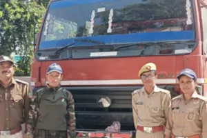 हल्द्वानी: ट्रक का केबिन काटकर की जा रही थी लीसा तस्करी, पकड़ा