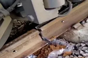 ललितपुर में टला बड़ा रेल हादसा, टूटी पटरी पर दौड़ी केरला एक्सप्रेस, यात्रियों ने किया हंगामा