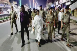 बहराइच: दशहरा की पूर्व संध्या पर सड़क पर उतरीं डीएम और एसपी, पैदल मार्च कर दिलाया सुरक्षा का एहसास