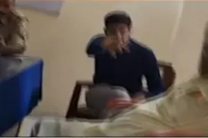 हरदोई: थाने में बैठ कर धमकाता रहा भाजपा नेता, सुन कर भी अनसुना कर गए दरोगा, एसपी ने चौकी इंचार्ज को लाइन हाजिर