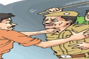 Lucknow News: स्कूटी रोकने पर पिता-पुत्र ने ट्रैफिक सिपाही को दौड़ा-दौड़ाकर पीटा