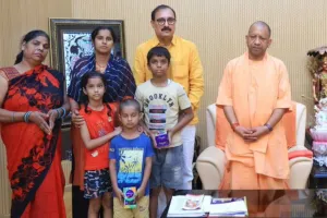 लखनऊ: मृतक मोहित के परिवार से मिले सीएम योगी, पुलिस हिरासत में हुई थी मौत