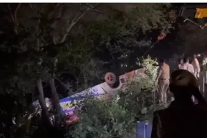 सिद्धार्थनगर में बड़ा हादसा: सवारियों से भरी बस शारदा नदी में गिरी, दो लोगों की मौत...22 घायल