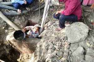 कानपुर में पार्षद का अनोखा अंदाज: नाले में उतरकर की सफाई, बोलीं- सीवर के पानी से बजबजा रहीं गलियां, लोगों का निकलना हुआ मुश्किल