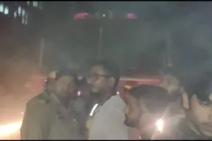 Kanpur Fire: होजरी के गोदाम में लगी भीषण आग...देर रात तक धधकता रहा, बिल्डिंग में 20 से अधिक परिवार रहते है    