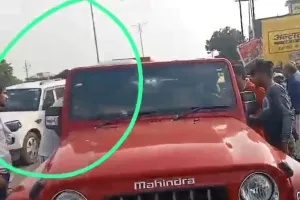 कानपुर में बाइक सवार बदमाशों ने थार कार पर की फायरिंग: शीशा टूटा, बाल-बाल बचा युवक, पुलिस CCTV से तलाश में जुटी