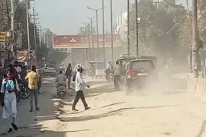 मुरादाबाद : सड़कों पर उड़ रही धूल से बढ़ा वायु प्रदूषण, लोगों की सेहत पर पड़ रहा विपरीत प्रभाव 