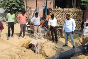 Unnao News: अमृत योजना कार्य बना राहगीरों की मुसीबत, फोरलेन के किनारे चल रहा है कार्य