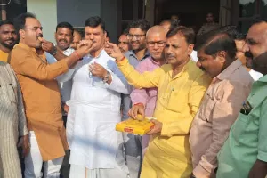 अयोध्या: हरियाणा में हैट्रिक से भाजपाई खुश...बजे ढोल नगाड़े, फोडे़ पटाखे, बंटी खूब मिठाइयां