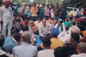 शाहजहांपुर: धान खरीद में घटतौली पर भड़के किसान, मंडी गेट पर किया प्रदर्शन