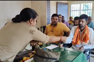 शाहजहांपुर: न्याय नहीं मिलने पर जहरीले पदार्थ की डिब्बी लेकर थाने पहुंच गया पीड़ित