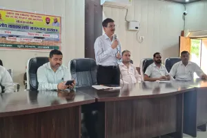 बाराबंकी: खेत में पराली जलाने से नष्ट होते हैं मित्र-कीट, दिलाई गई पराली न जलाने की शपथ