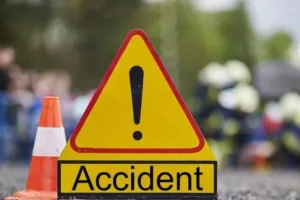 डिवाइडर से टकराकर तीन युवकों की मौत, एक वाहन पर 4 लोग थे सवार