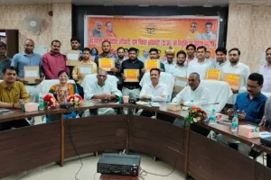 जनप्रतिनिधियों ने ग्राम पंचायत और विकास अधिकारियों को वितरित किए नियुक्ति पत्र