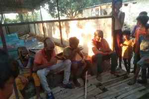 पांच किलो गेहूं चोरी के आरोप में छिलवाया बाल : कालिख से सिर पर चोर लिखा गांव में घुमाया