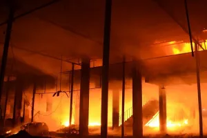 हल्द्वानी: आग से धधका फर्नीचर शोरूम, एक करोड़ से अधिक का नुकसान