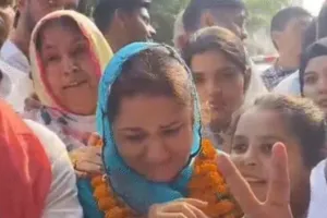 Kanpur: आंसू के सैलाब निकलते रहे और नामांकन कक्ष पहुंचीं नसीम सोलंकी: बहू को देख सास खुर्शीदा भी रो पड़ी, पूर्व विधायक इरफान की है पत्नी