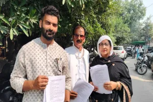 Kundarki Assembly By Elections : पहले दिन सपा व कांग्रेस के दावेदारों ने खरीदे पर्चे, 28 को जांच...30 को होगी नाम वापसी 