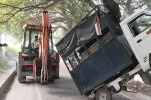 मुरादाबाद : बाइक सवार को बचाने के चक्कर में पेड़ पर चढ़ी नगर निगम की गाड़ी, हवा में लटकी...देखिए VIDEO