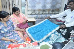 लखनऊ: कमरे में कम रोशनी चाहिए तो खरीद लें ब्लैक आउट