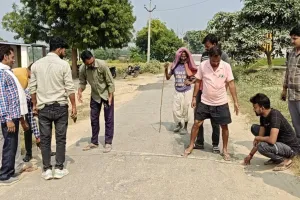 Sultanpur news : सड़क की नाप करने आए कर्मियों को ग्रामीणों ने रोका, विधायक से की शिकायत 