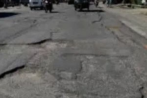 लखनऊः ऐसे हुआ काम तो 10 तक भी नहीं भर पाएंगे सड़कों के गड्ढे