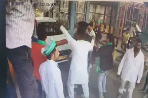 मुरादाबाद: टोल प्लाजा पर किसानों का उत्पात...कई बूम बैरियर तोड़े, जान बचाते दिखे सुरक्षा गार्ड, VIDEO सोशल मीडिया पर वायरल