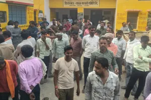 शाहजहांपुर: खाद तो पहुंची, पर कुछ लोगों में ही बंटी, किसानों ने किया हंगामा