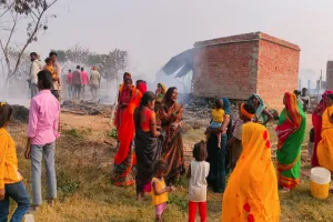 लखीमपुर खीरी : भट्ठा नयापुरवा में लगी भीषण आग से 25 घर खाक