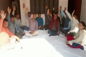 अयोध्या: मिल्कीपुर मामले को लेकर ग्राम विकास अधिकारियों ने किया प्रदर्शन 