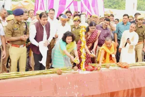 लखीमपुर खीरी: गुलरिया चीनी मिल का घूमा चक्का, नए पेराई सत्र का डीएम-एसपी ने किया आगाज