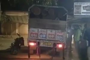 बाराबंकी: ग्रामीणों ने पकड़ी बोटों से लदी पिकअप, काटा हंगामा