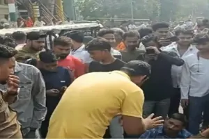 Hardoi News: डंपर की चपेट में आया बाइक सवार, धड़ से अलग हुआ बच्चे सिर, मां-बाप और बहन हुए घायल, गुस्साए लोगों ने लगाया जाम