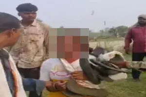 हरदोई: पिटाई के बाद युवक को पहनाई जूते-चप्पलो की माला, सोशल मीडिया में वायरल किया वीडियो, जानें वजह 