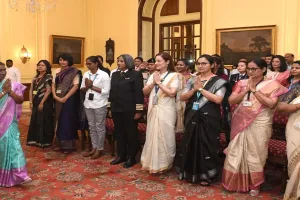 राष्ट्रपति मुर्मू ने विमानन क्षेत्र की सफल महिलाओं से की बात, कहा- आगे बढ़ने के लिए समान अवसर जरूरी