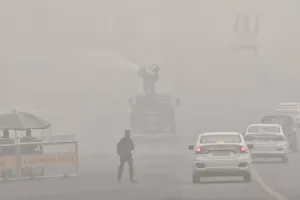 Delhi pollution: घने कोहरे में लिपटी दिल्ली, सांस लेना हुआ मुहाल 