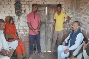 बहराइच हिंसा में मारे गए राम गोपाल मिश्रा के परिवार से सांसद ने की मुलाकात, आर्थिक सहायता राशि देकर हरसंभव मदद का दिया आश्वासन 