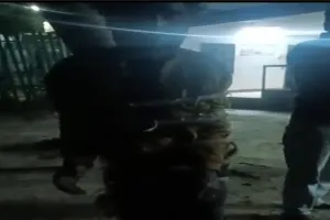 रायबरेली: विद्युत उपकेंद्र में चोरी करने आए युवक को कर्मचारियों ने पकड़कर पेड़ से बांधा, वीडियो वायरल 